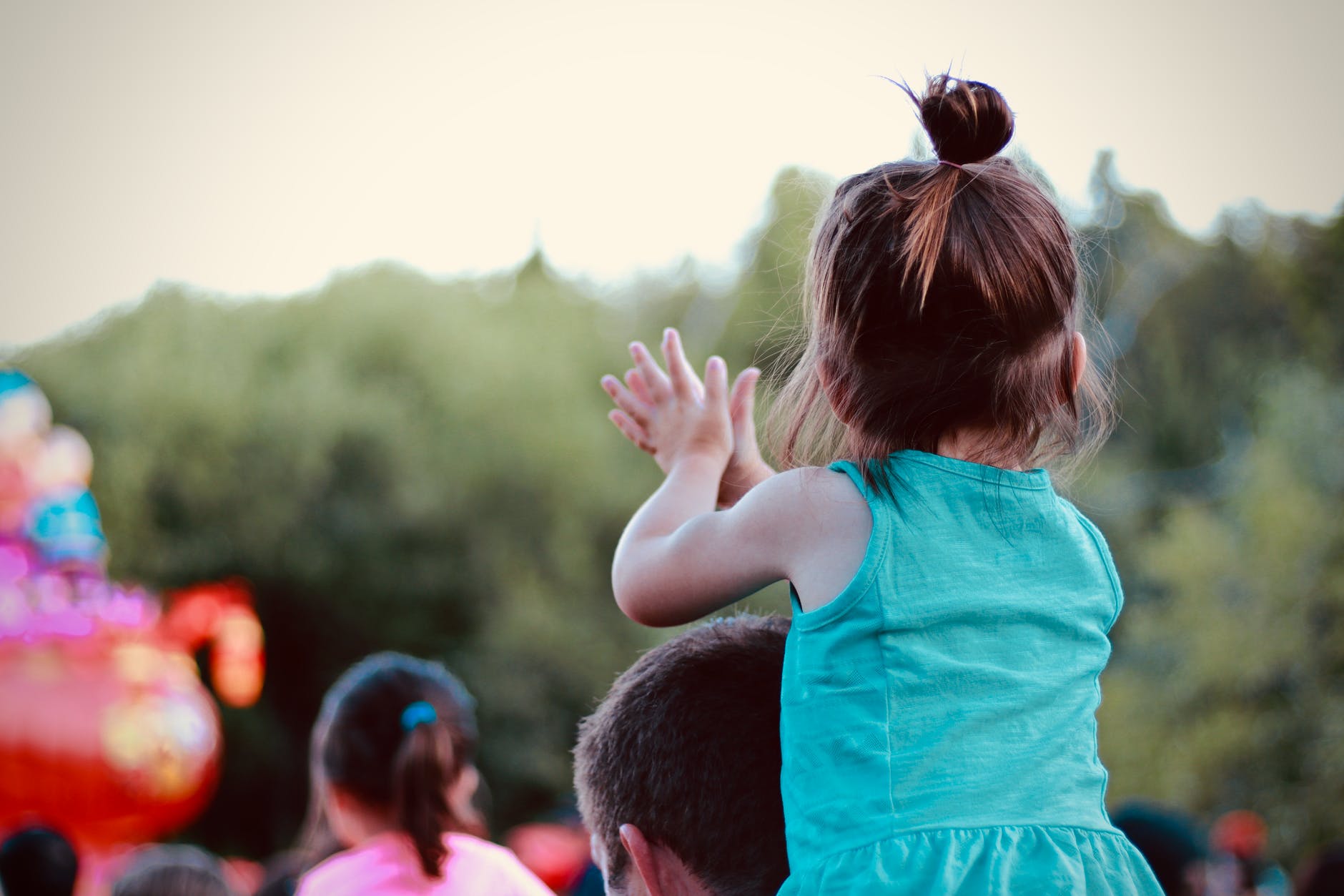 shallow focus photography of girl clapping